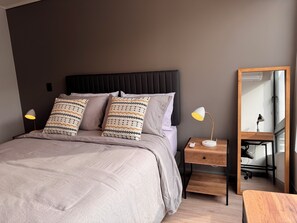 1 bedroom, desk, iron/ironing board, free WiFi - Sun-Drenched Suite with Gym & Workspace / Historic University District Santiago (Santiago)