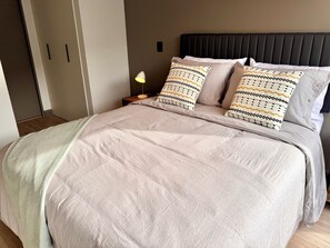 1 bedroom, desk, iron/ironing board, free WiFi - Sun-Drenched Suite with Gym & Workspace / Historic University District Santiago (Santiago)