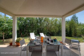 Outdoor dining - Vrbo Property (SAINTE LUCIE DE PORTO VECCHIO)