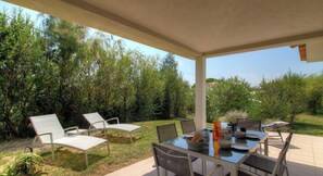Outdoor dining - Vrbo Property (SAINTE LUCIE DE PORTO VECCHIO)