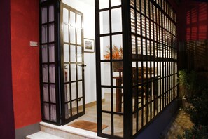 A traditional Japanese-style entrance with sliding doors and a tiled floor. - Condessa Novo - Storytellers Boutique Villas (São Pedro)