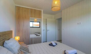 A bedroom with a bed, bedside table, lamp, and a wardrobe with a mirror. - U Milvu - PIETROSELLA (PIETROSELLA)