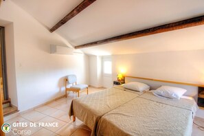 3 Schlafzimmer, Reisekinderbett