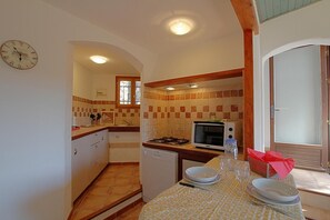 Fridge, microwave, dishwasher, toaster - Le Romarin - SOTTA - Gîte (SOTTA)