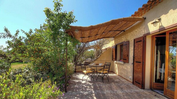 A patio with a table and chairs, a pergola, and a garden with various plants. - ORTIGLIESI - SERRA DI FERRO (SERRA DI FERRO)