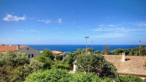 A coastal residential area with houses, a clear sky, and the sea in the background. - Casa Mea - MONTICELLO (MONTICELLO)