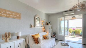 A bedroom with a bed, bedside tables, a mirror, and a view of the outdoors. - AICCU BELLU - AJACCIO (AJACCIO)
