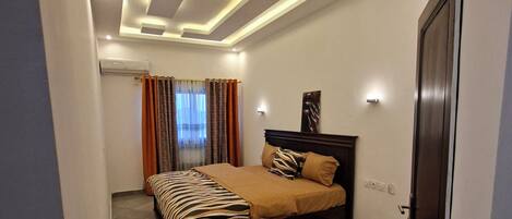 Deluxe-Penthouse, 3Â Schlafzimmer, KĂŒche, Stadtblick | Schreibtisch, laptopgeeigneter Arbeitsplatz, BĂŒgeleisen/BĂŒgelbrett