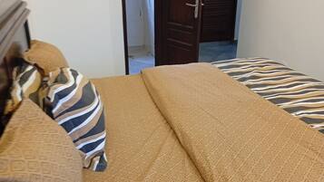 Deluxe penthouse, 3 slaapkamers, keuken, uitzicht op stad | Een bureau, een laptopwerkplek, een strijkplank/strijkijzer, gratis wifi