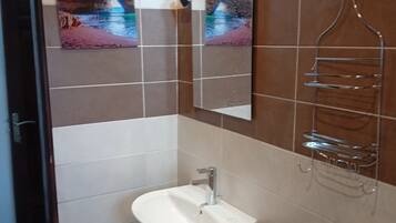 Deluxe penthouse, 3 slaapkamers, keuken, uitzicht op stad | Badkamer | Een douche, toiletpapier