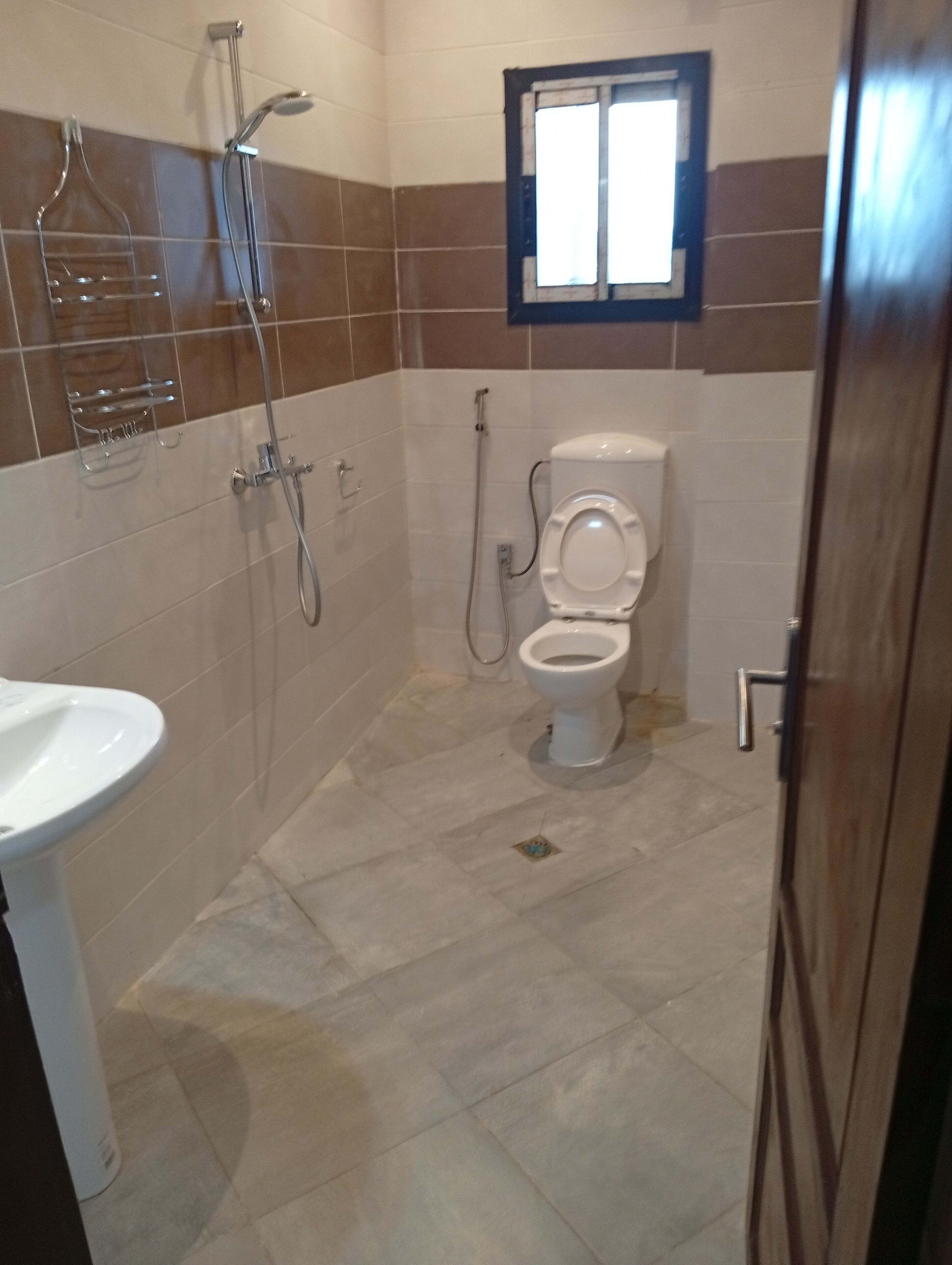 Un bagno con toilette, doccia e lavandino.