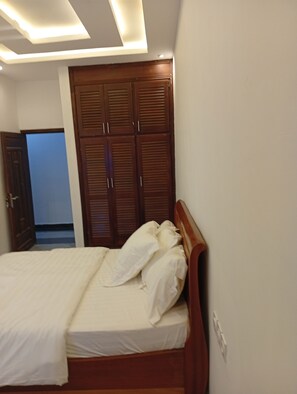 Deluxe penthouse, 3 slaapkamers, keuken, uitzicht op stad | Een bureau, een laptopwerkplek, een strijkplank/strijkijzer, gratis wifi