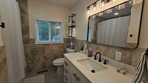 Jetted bath, towels, soap, toilet paper - Poconos Group Getaway: Hot Tub & Pet Friendly (Lakeville)
