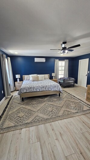 5 bedrooms, desk, free WiFi, bed sheets - Poconos Group Getaway: Hot Tub & Pet Friendly (Lakeville)