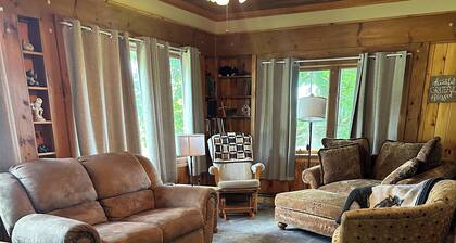 Peaceful country farmhouse, 2 bedrooms-all amenities for your comfort !