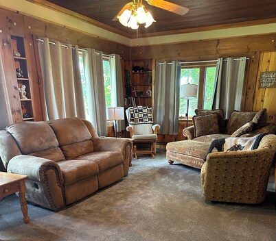Peaceful country farmhouse, 2 bedrooms-all amenities for your comfort !