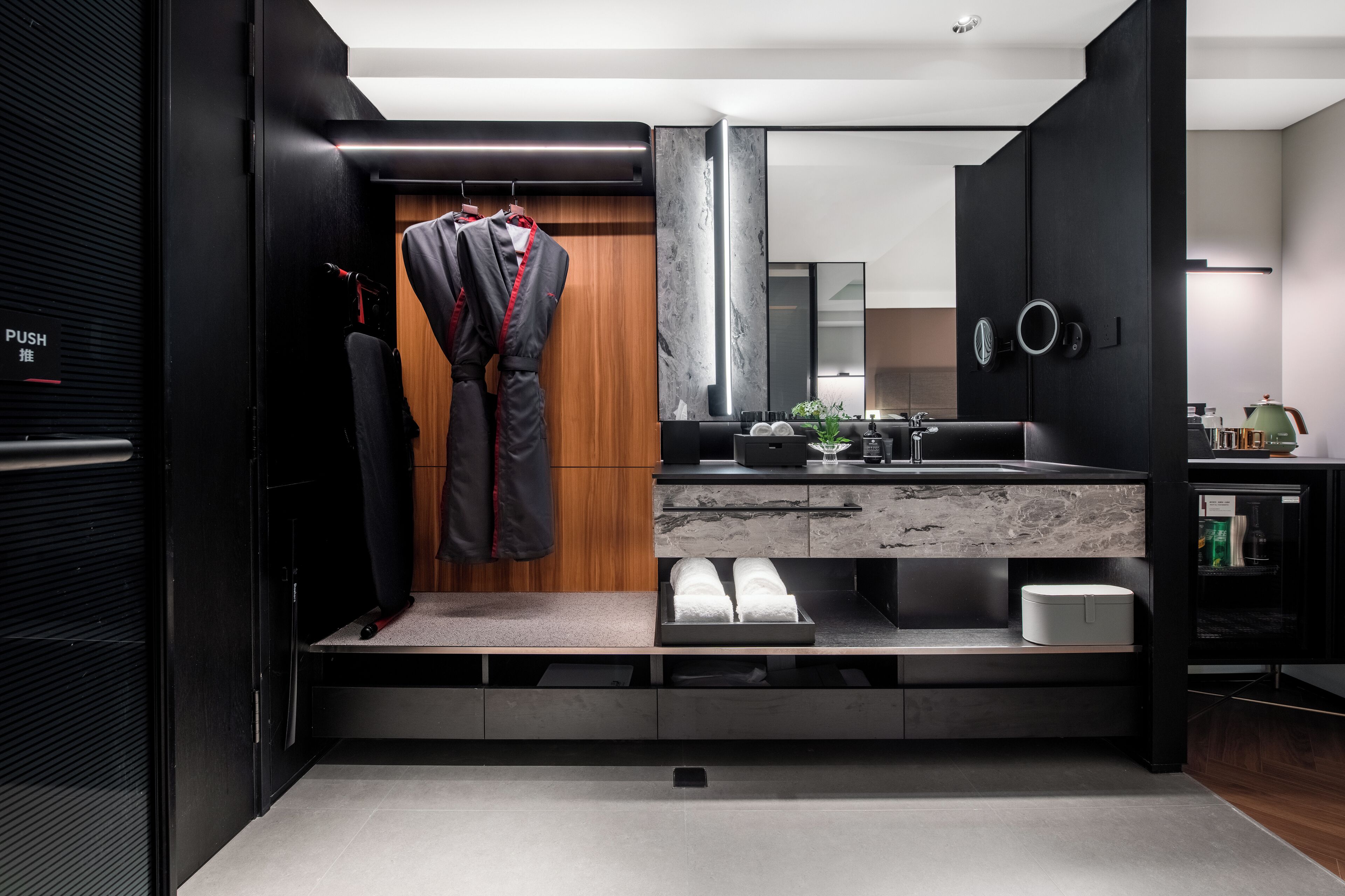 Quarto casal superior | Banheiro | Chuveiro, secador de cabelo, toalhas de banho, shampoo