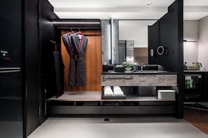 Quarto casal superior | Banheiro | Chuveiro, secador de cabelo, toalhas de banho, shampoo