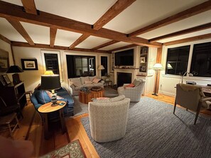 Living area - Spacious 4-bedroom house in tranquil Hanover with AC and fitness room (Hanover)