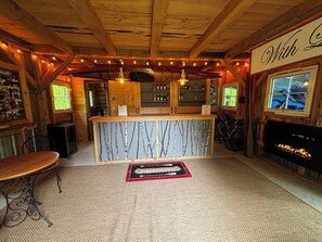 Bar (on property) - Spacious 4-bedroom house in tranquil Hanover with AC and fitness room (Hanover)