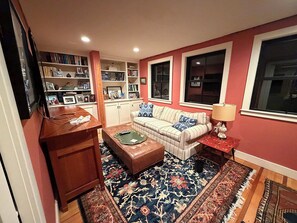 Living area - Spacious 4-bedroom house in tranquil Hanover with AC and fitness room (Hanover)