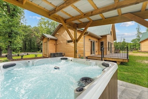 A wooden cabin with a hot tub and a deck. - Authentic Log Cabin w Private Hot Tub_Near Big Cedar & Thunder Ridge_Free Tickets_Bonus Loft (Ridgedale)