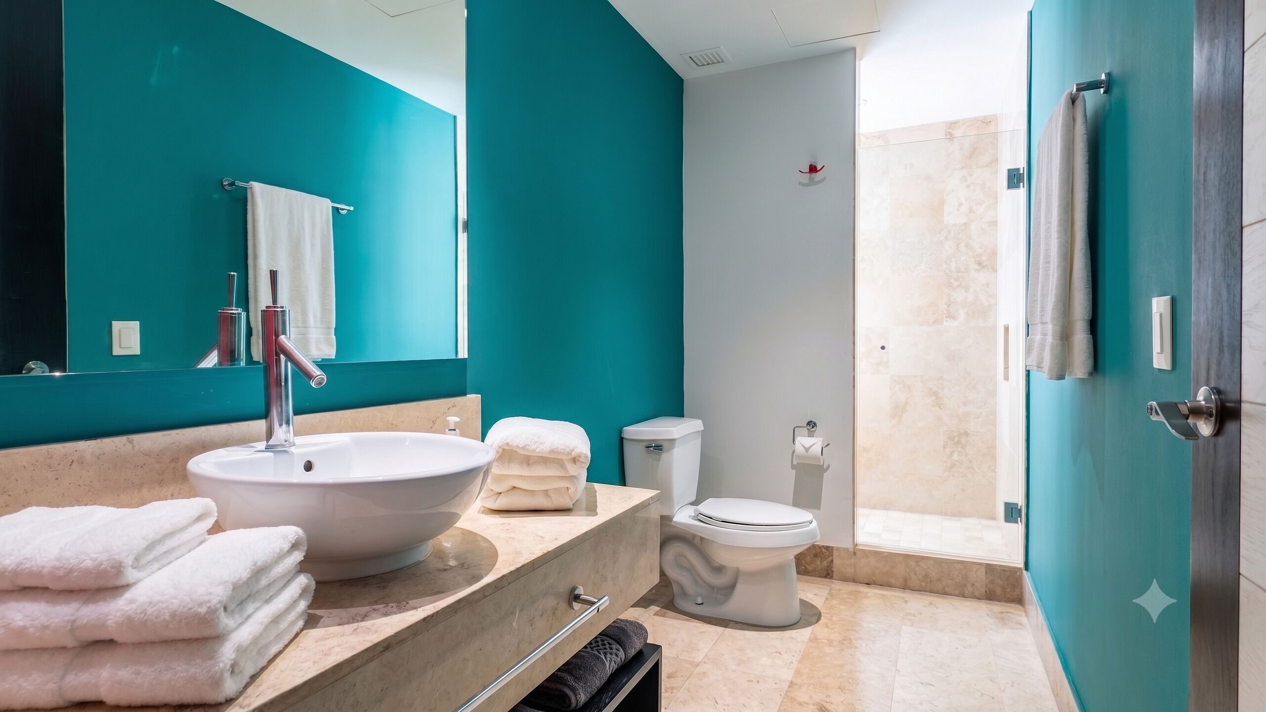Une salle de bain moderne avec un grand lavabo, des toilettes et une douche.