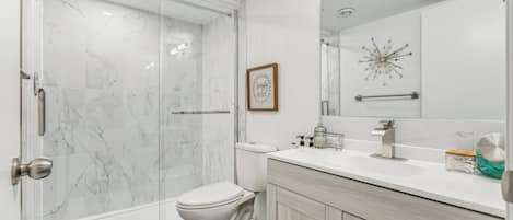 Toallas, jabón, papel de baño
