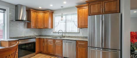 Fridge, stovetop, dishwasher, coffee/tea maker