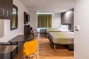 Quarto de hotel moderno com cama, escrivaninha, cadeira, espelho e janela com cortinas.