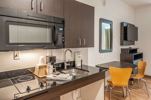2 Units | 2-Queen Room | Kitchen | Free Parking + Quick 3-Mile Drive to Downtown