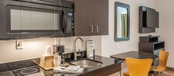 2 Units | 2-Queen Room | Kitchen | Free Parking + Quick 3-Mile Drive to Downtown