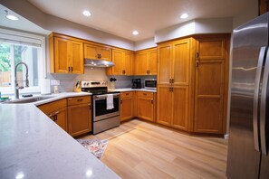 Fridge, microwave, oven, stovetop - Hoodland Hideout - Walk to Shops, Fireplace, Pet Friendly (Welches)