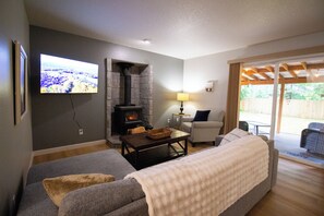 Smart TV, fireplace - Hoodland Hideout - Walk to Shops, Fireplace, Pet Friendly (Welches)