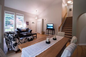 Interior - Hoodland Hideout - Walk to Shops, Fireplace, Pet Friendly (Welches)