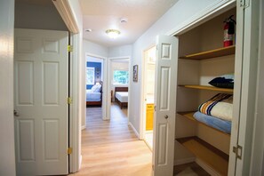 4 Schlafzimmer, Bügeleisen/Bügelbrett, Internetzugang, Bettwäsche