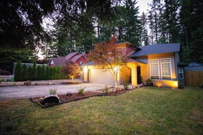 Ein Wohnhaus mit Garage, Auffahrt und angelegtem Garten.