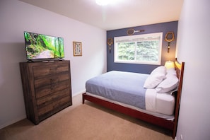 4 bedrooms, iron/ironing board, Internet, bed sheets - Hoodland Hideout - Walk to Shops, Fireplace, Pet Friendly (Welches)