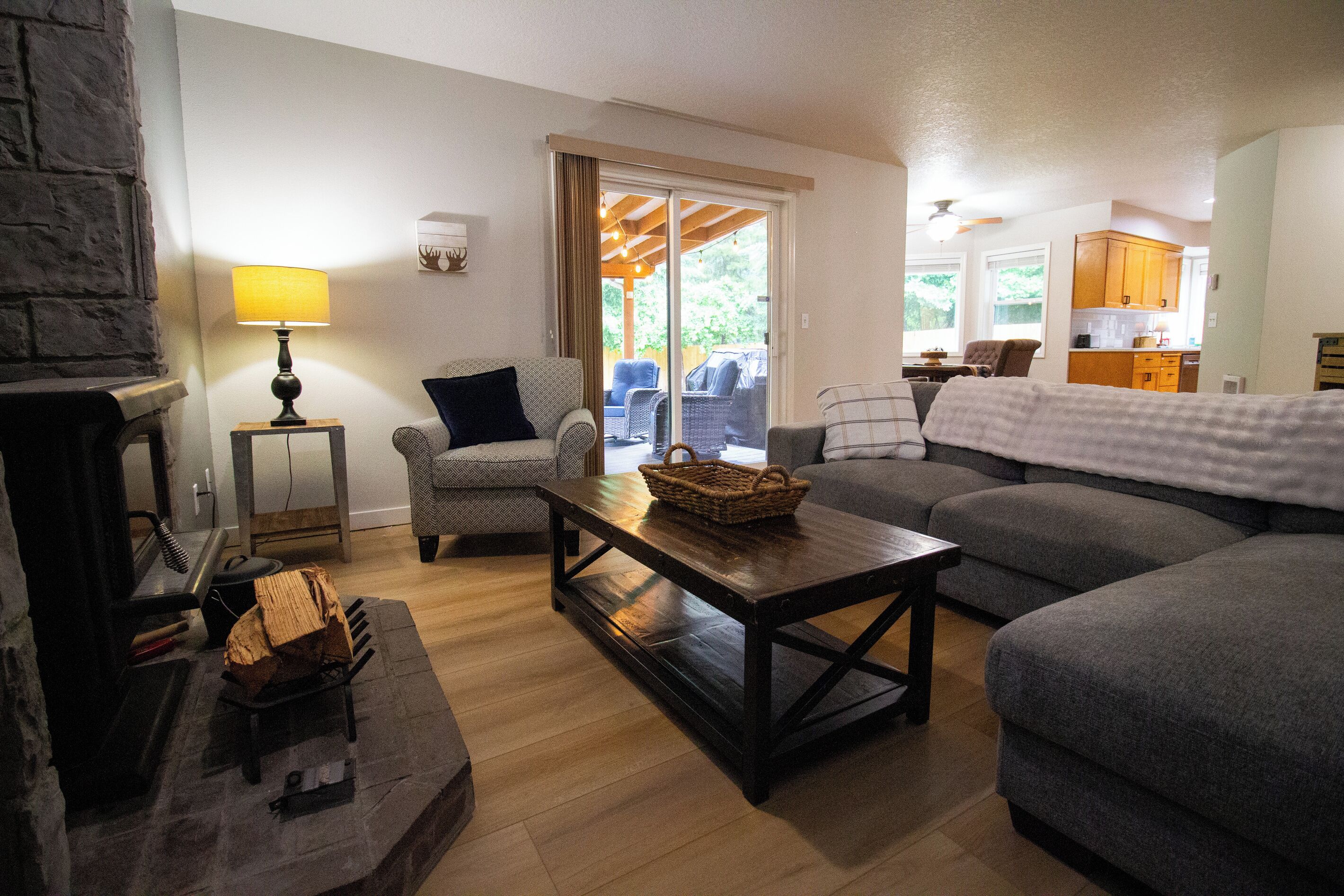 Smart TV, fireplace. Hoodland Hideout - Walk to Shops, Fireplace, Pet Friendly