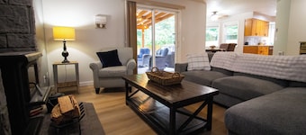 Hoodland Hideout - Walk to Shops, Fireplace, Pet Friendly