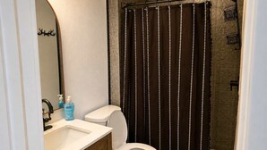 تجهيزات دش، مجففات شعر، مناشف، شامبو