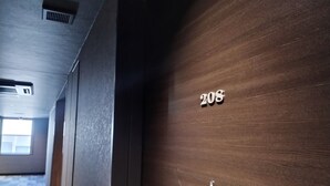 A wooden door with the number '208' and a metal handle. - HOTEL RAH TAKAMATSU (Takamatsu)