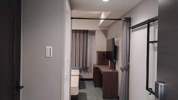 Olive Modern Twin Room | In-room safe, WiFi (free), bed sheets