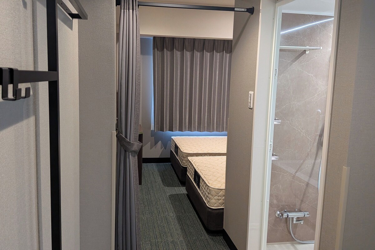 Olive Modern Twin Room | In-room safe, WiFi (free), bed sheets