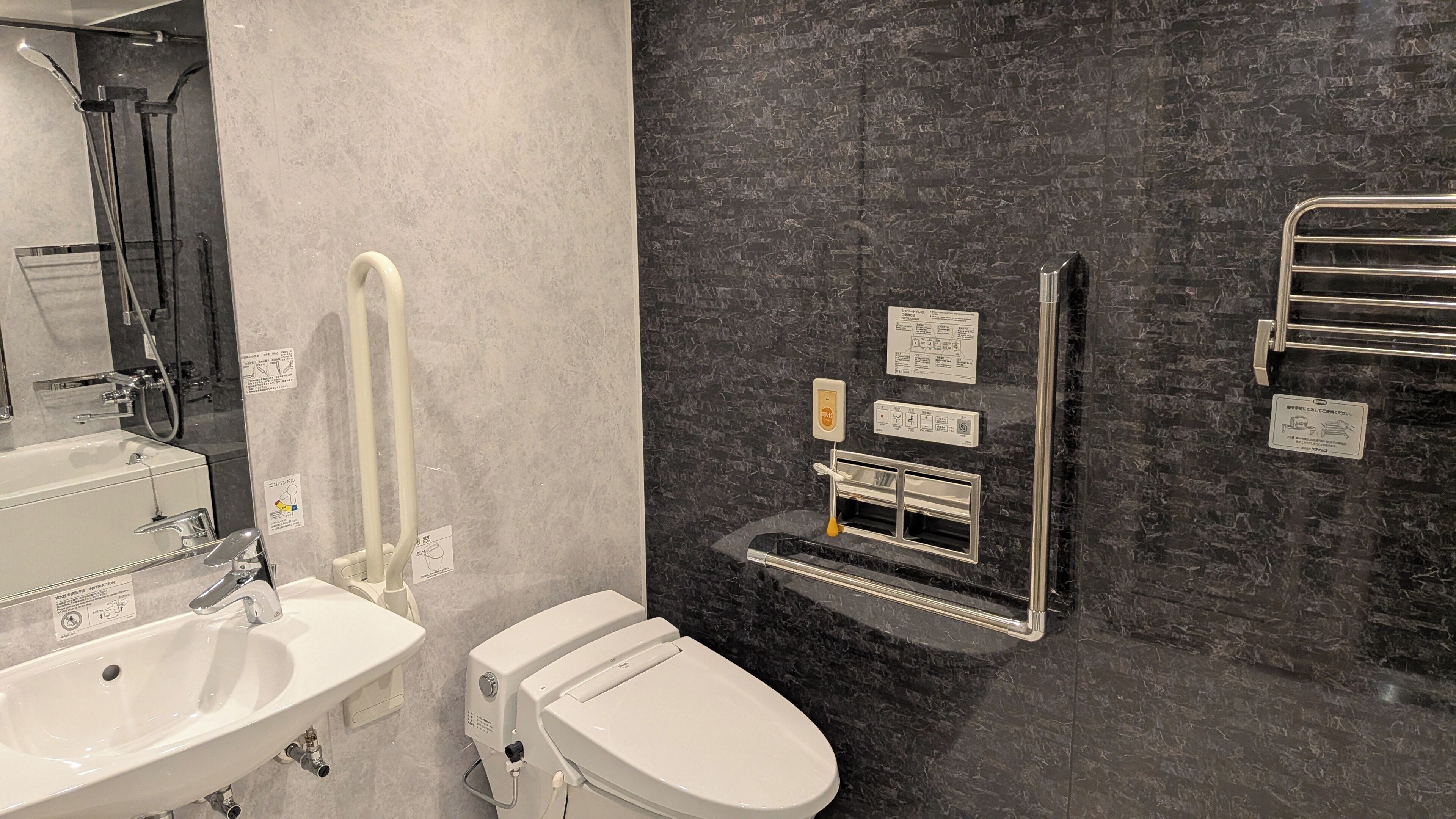 Un baño moderno con bañera, inodoro y zona de ducha.