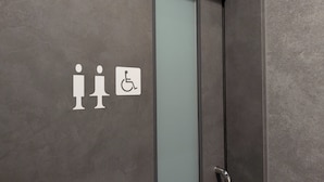 A restroom with a sign indicating a men's and a women's restroom, and a disabled access symbol. - HOTEL RAH TAKAMATSU (Takamatsu)