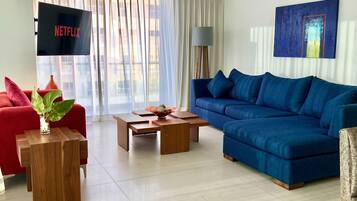 Apartamento Confort | Zona de estar | Televisión LED de 60 pulgadas con canales por cable