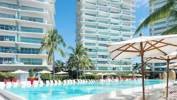Deluxe Apartment | Pool | Outdoor pool