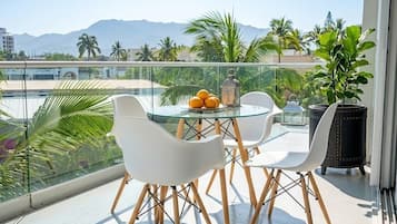 Luxury Apartment | Outdoor dining