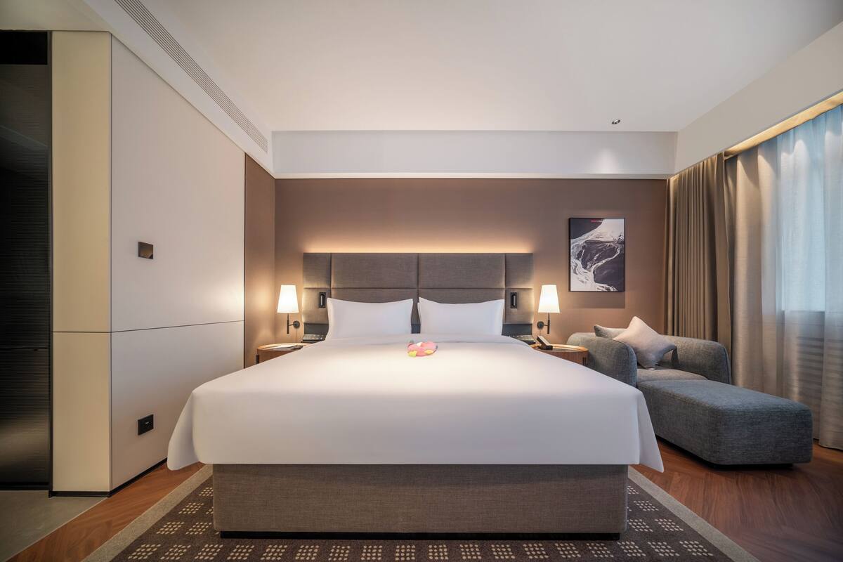 Minibar con artículos gratuitos y escritorio 